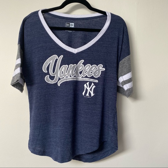 New Era V-neck Yankees tee